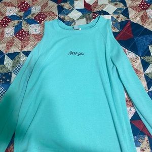 Long sleeve with open shoulders, super soft!